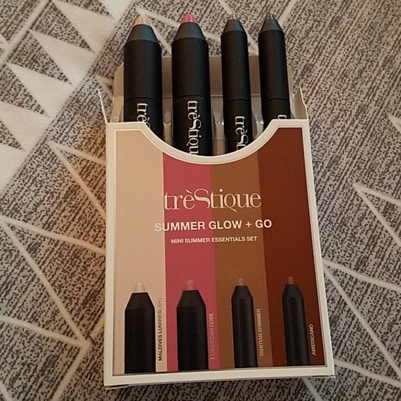 Makeup - Picture 3 of 3